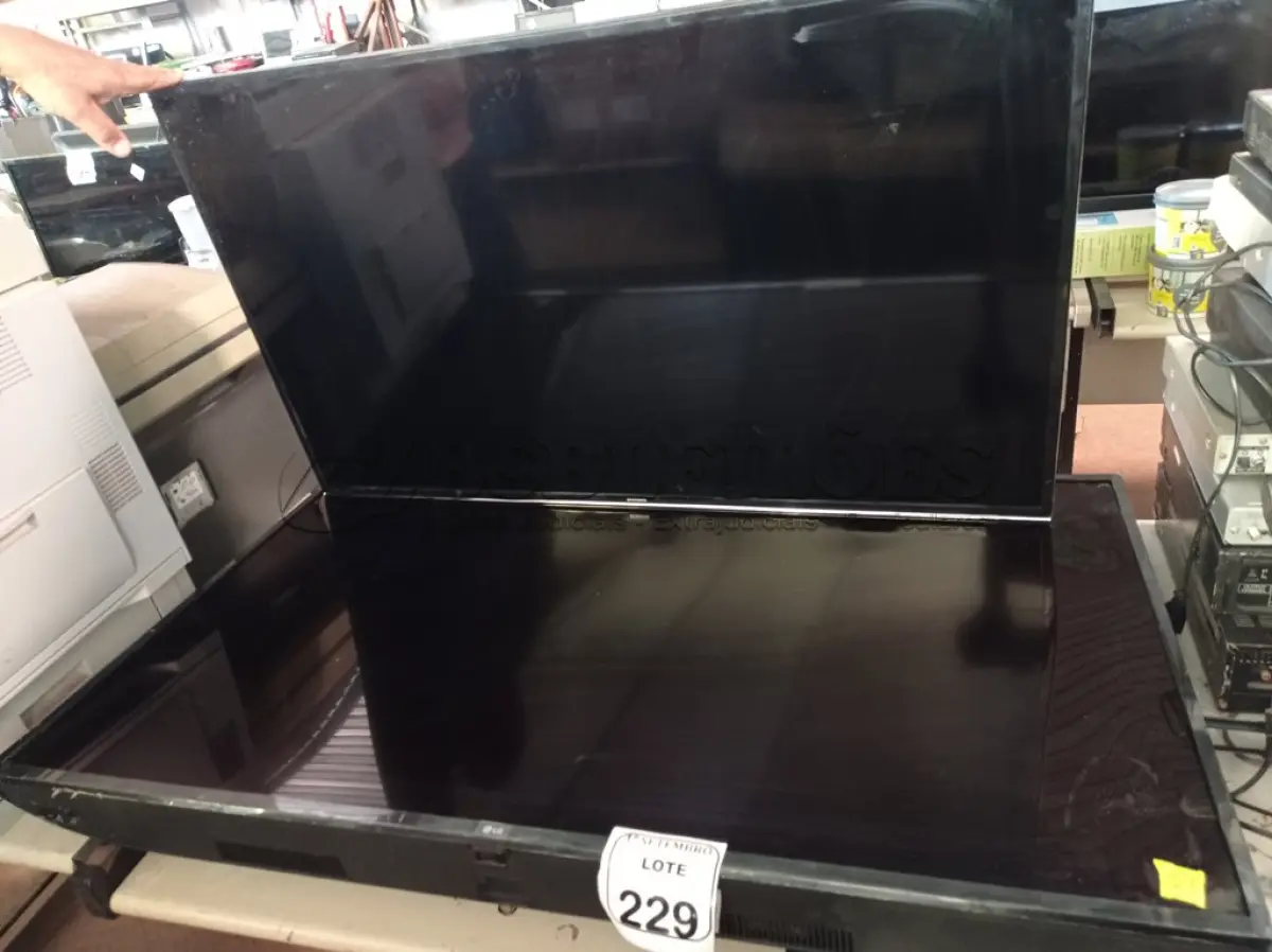 LOTE 229 - 01 TV LG 55” POLEGADAS, 01 TV SAMSUMG 50”POLEGADAS PARA A RETIRADA DE PEÇAS. (NO ESTADO) ATENÇÃO! FAZER A VISITAÇÃO ANTES DE ARREMATAR, NÃO SABEMOS SE FUNCIONA. LEILÃO NÃO TEM GARANTIA E NEM DEVOLUÇÃO, SUJEITO A POSSÍVEIS AVARIAS VISÍVEIS/OCULTAS E/OU AUSÊNCIA DE COMPONENTES.