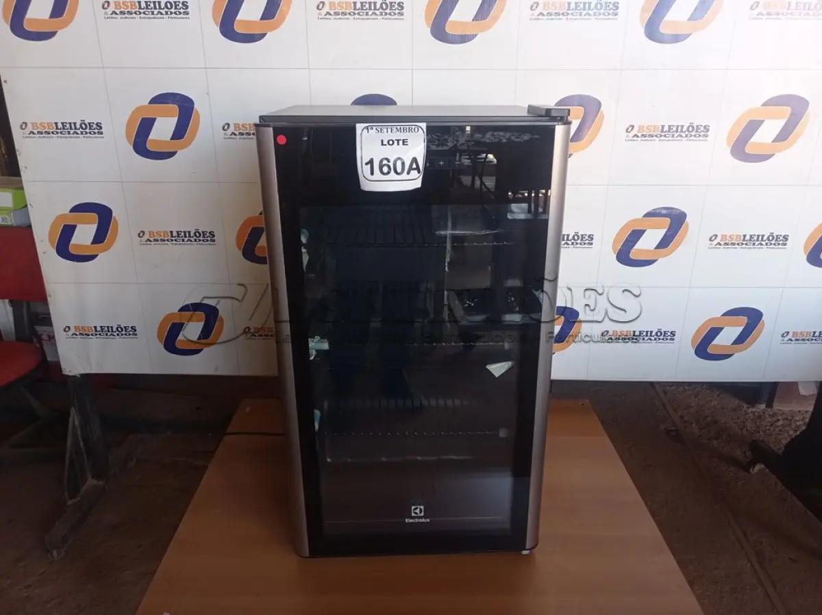 LOTE 160 - 01 CERVEJEIRA MARCA ELECTROLUX. (NO ESTADO) ATENÇÃO! FAZER A VISITAÇÃO ANTES DE ARREMATAR, NÃO SABEMOS SE FUNCIONA. LEILÃO NÃO TEM GARANTIA E NEM DEVOLUÇÃO, SUJEITO A POSSÍVEIS AVARIAS VISÍVEIS/OCULTAS E/OU AUSÊNCIA DE COMPONENTES.