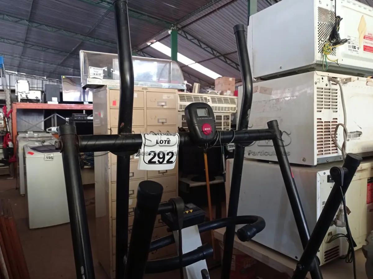 LOTE 292 - 01 BICICLETA ERGOMÉTRICA E 01 SIMULADOR DE CAMINHADA. (NO ESTADO) ATENÇÃO! FAZER A VISITAÇÃO ANTES DE ARREMATAR, NÃO SABEMOS SE FUNCIONA. LEILÃO NÃO TEM GARANTIA E NEM DEVOLUÇÃO, SUJEITO A POSSÍVEIS AVARIAS VISÍVEIS/OCULTAS E/OU AUSÊNCIA DE COMPONENTES.