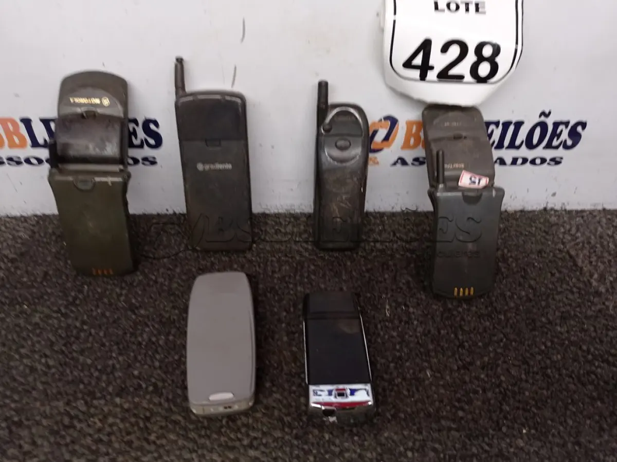 LOTE 428 - 06 APARELHOS CELULARES ANTIGOS. (NO ESTADO) ATENÇÃO! FAZER A VISITAÇÃO ANTES DE ARREMATAR, NÃO SABEMOS SE FUNCIONA. LEILÃO NÃO TEM GARANTIA E NEM DEVOLUÇÃO, SUJEITO A POSSÍVEIS AVARIAS VISÍVEIS/OCULTAS E/OU AUSÊNCIA DE COMPONENTES.
