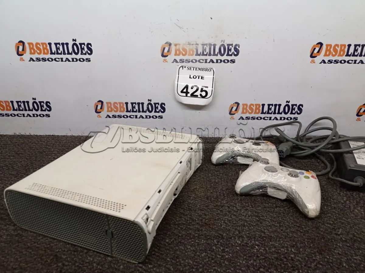 LOTE 425 - 01 XBOX 360 COM FONTE E 02 CONTROLES. (NO ESTADO) ATENÇÃO! FAZER A VISITAÇÃO ANTES DE ARREMATAR, NÃO SABEMOS SE FUNCIONA. LEILÃO NÃO TEM GARANTIA E NEM DEVOLUÇÃO, SUJEITO A POSSÍVEIS AVARIAS VISÍVEIS/OCULTAS E/OU AUSÊNCIA DE COMPONENTES.