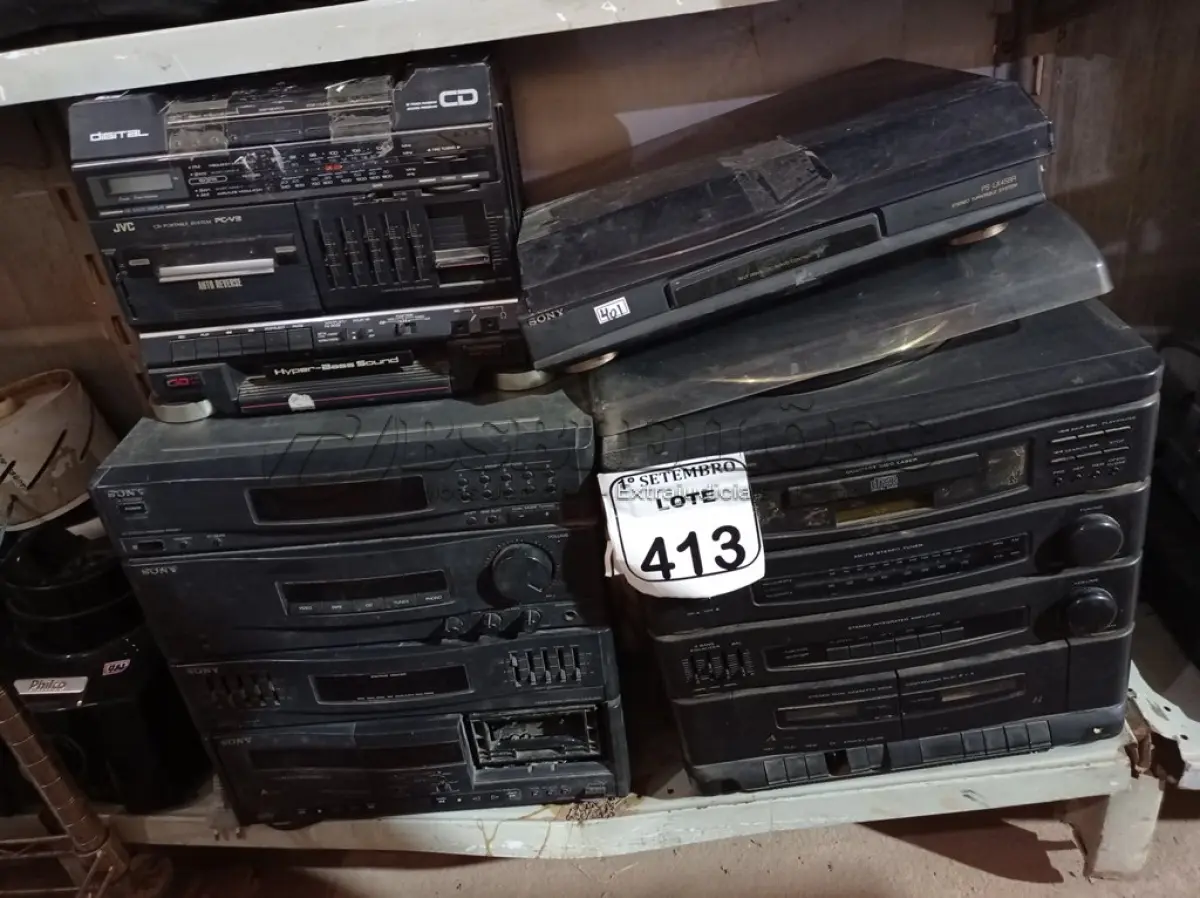 LOTE 413 - 03 APARELHOS DE SOM MARCAS E MODELOS DIVERSOS E 01 TOCA DISCOS. (NO ESTADO) ATENÇÃO! FAZER A VISITAÇÃO ANTES DE ARREMATAR, NÃO SABEMOS SE FUNCIONA. LEILÃO NÃO TEM GARANTIA E NEM DEVOLUÇÃO, SUJEITO A POSSÍVEIS AVARIAS VISÍVEIS/OCULTAS E/OU AUSÊNCIA DE COMPONENTES.