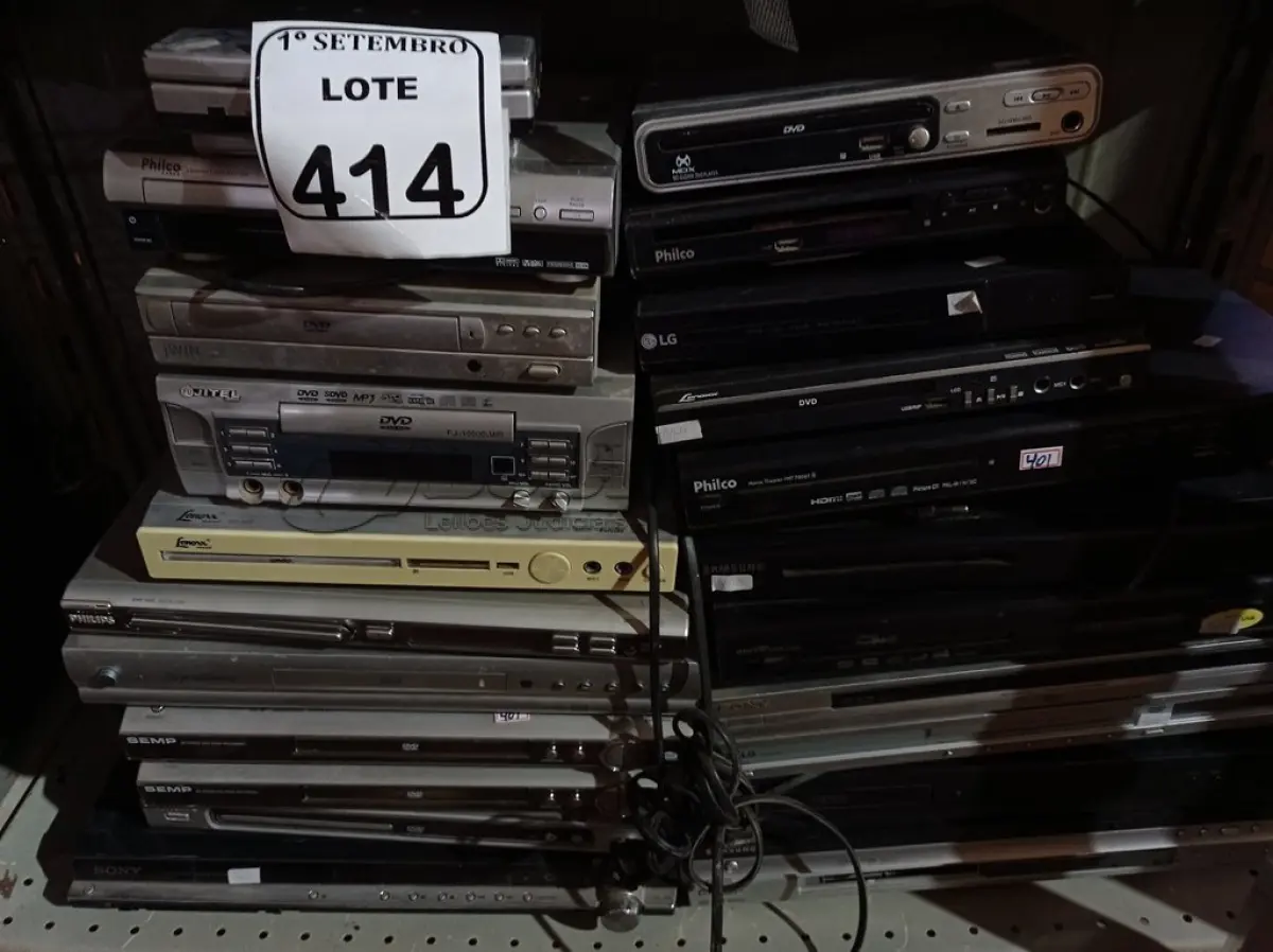 LOTE 414 - 01 LOTE COM GRANDE QUANTIDADE DE APARELHOS DVD MARCAS E MODELOS DIVERSOS. (NO ESTADO) ATENÇÃO! FAZER A VISITAÇÃO ANTES DE ARREMATAR, NÃO SABEMOS SE FUNCIONA. LEILÃO NÃO TEM GARANTIA E NEM DEVOLUÇÃO, SUJEITO A POSSÍVEIS AVARIAS VISÍVEIS/OCULTAS E/OU AUSÊNCIA DE COMPONENTES.