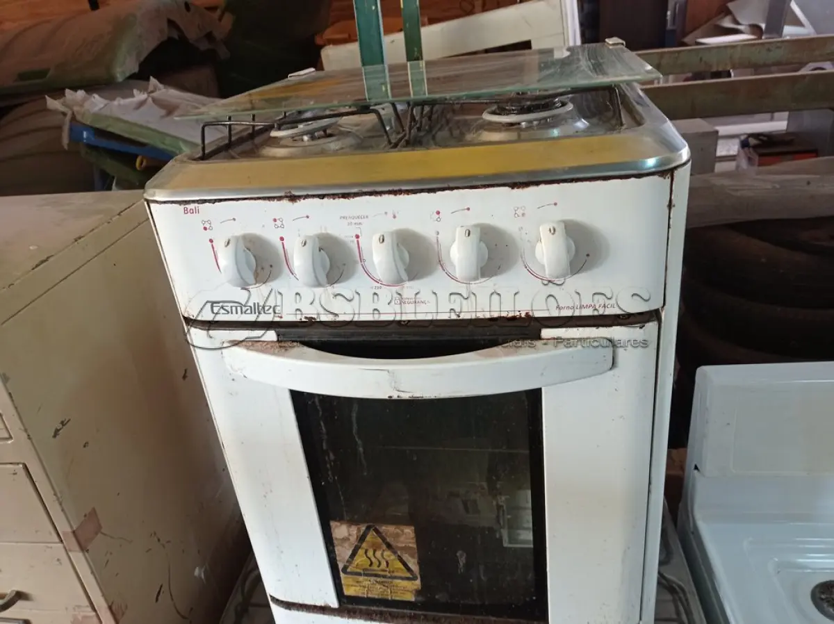 LOTE 419 - 02 FOGÕES SENDO 01 SMALTEC E OUTRO BRASTEMP. (NO ESTADO) ATENÇÃO! FAZER A VISITAÇÃO ANTES DE ARREMATAR, NÃO SABEMOS SE FUNCIONA. LEILÃO NÃO TEM GARANTIA E NEM DEVOLUÇÃO, SUJEITO A POSSÍVEIS AVARIAS VISÍVEIS/OCULTAS E/OU AUSÊNCIA DE COMPONENTES.