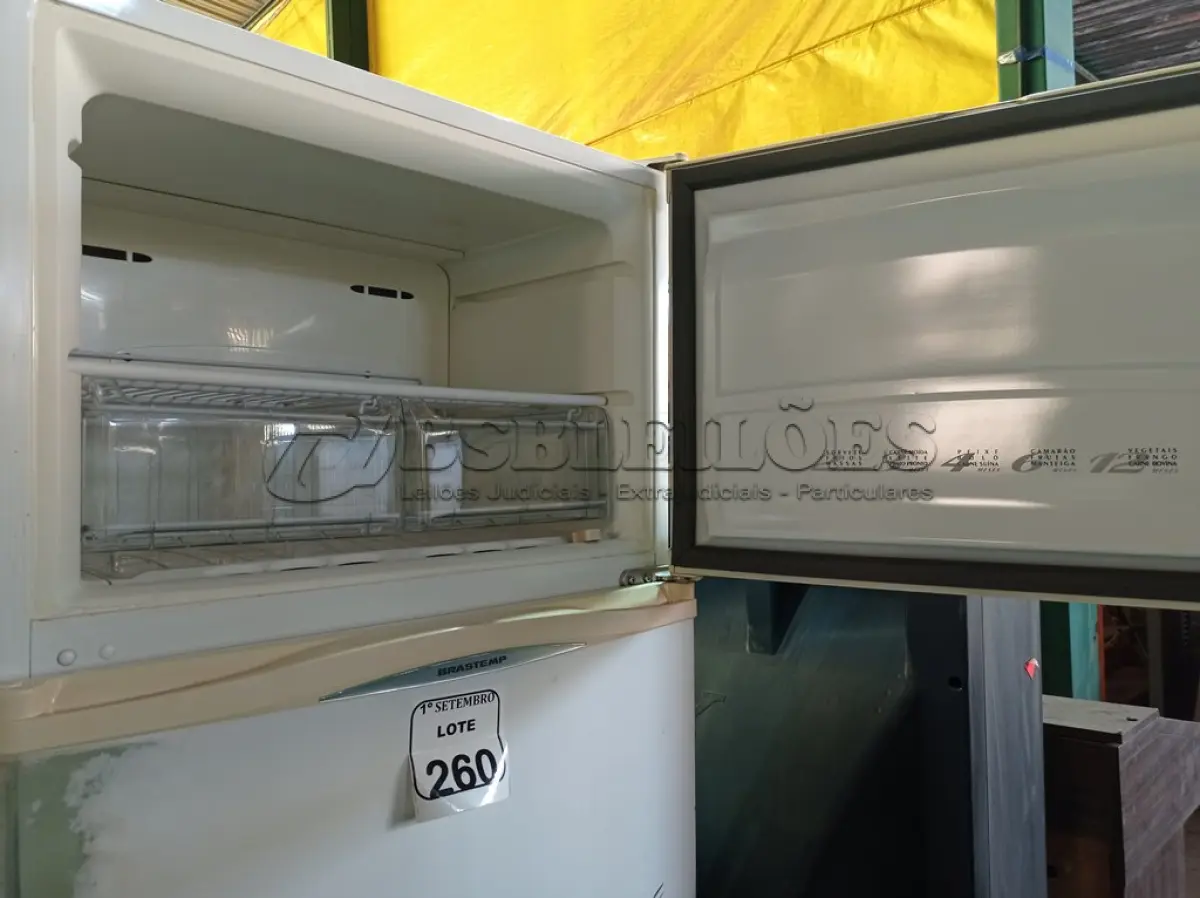 LOTE 260 - 01 GELADEIRA MARCA BRASTEMP 220V. (NO ESTADO) ATENÇÃO! FAZER A VISITAÇÃO ANTES DE ARREMATAR, NÃO SABEMOS SE FUNCIONA. LEILÃO NÃO TEM GARANTIA E NEM DEVOLUÇÃO, SUJEITO A POSSÍVEIS AVARIAS VISÍVEIS/OCULTAS E/OU AUSÊNCIA DE COMPONENTES.