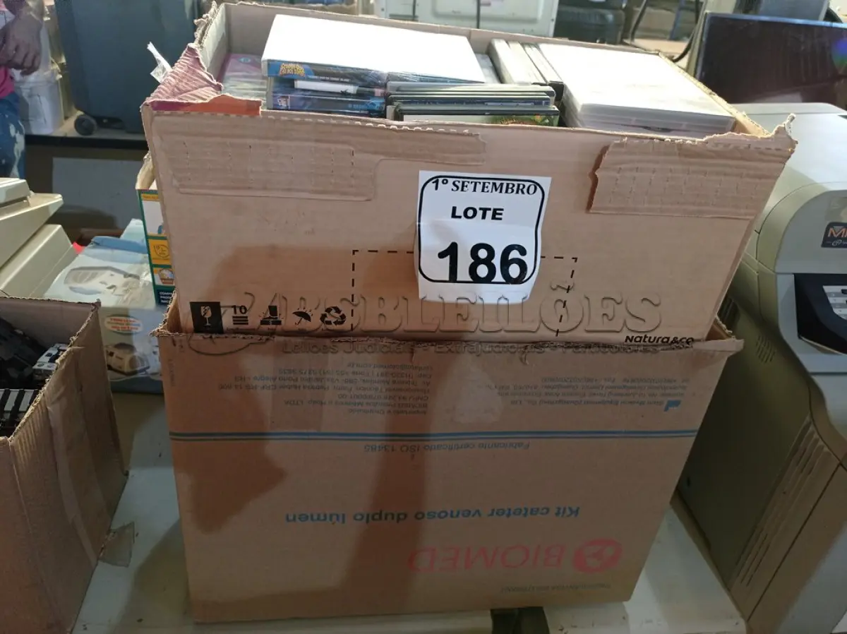 LOTE 186 - 02 CAIXAS COM DIVERSOS DVDS. (NO ESTADO) ATENÇÃO! FAZER A VISITAÇÃO ANTES DE ARREMATAR, NÃO SABEMOS SE FUNCIONA. LEILÃO NÃO TEM GARANTIA E NEM DEVOLUÇÃO, SUJEITO A POSSÍVEIS AVARIAS VISÍVEIS/OCULTAS E/OU AUSÊNCIA DE COMPONENTES.