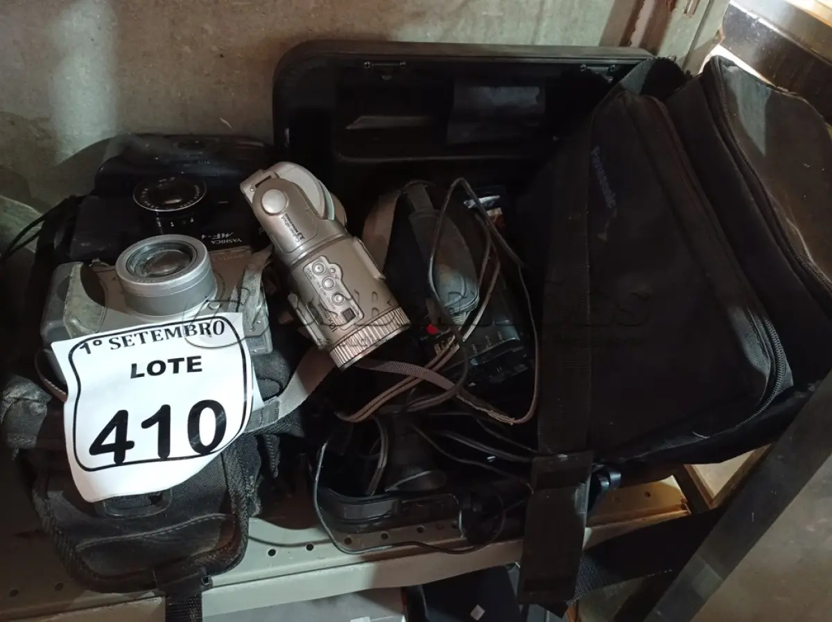 LOTE 410 - 01 LOTE COM DIVERSAS MÁQUINAS FOTOGRÁFICAS, FILMADORAS E BOLSAS. (NO ESTADO) ATENÇÃO! FAZER A VISITAÇÃO ANTES DE ARREMATAR, NÃO SABEMOS SE FUNCIONA. LEILÃO NÃO TEM GARANTIA E NEM DEVOLUÇÃO, SUJEITO A POSSÍVEIS AVARIAS VISÍVEIS/OCULTAS E/OU AUSÊNCIA DE COMPONENTES.