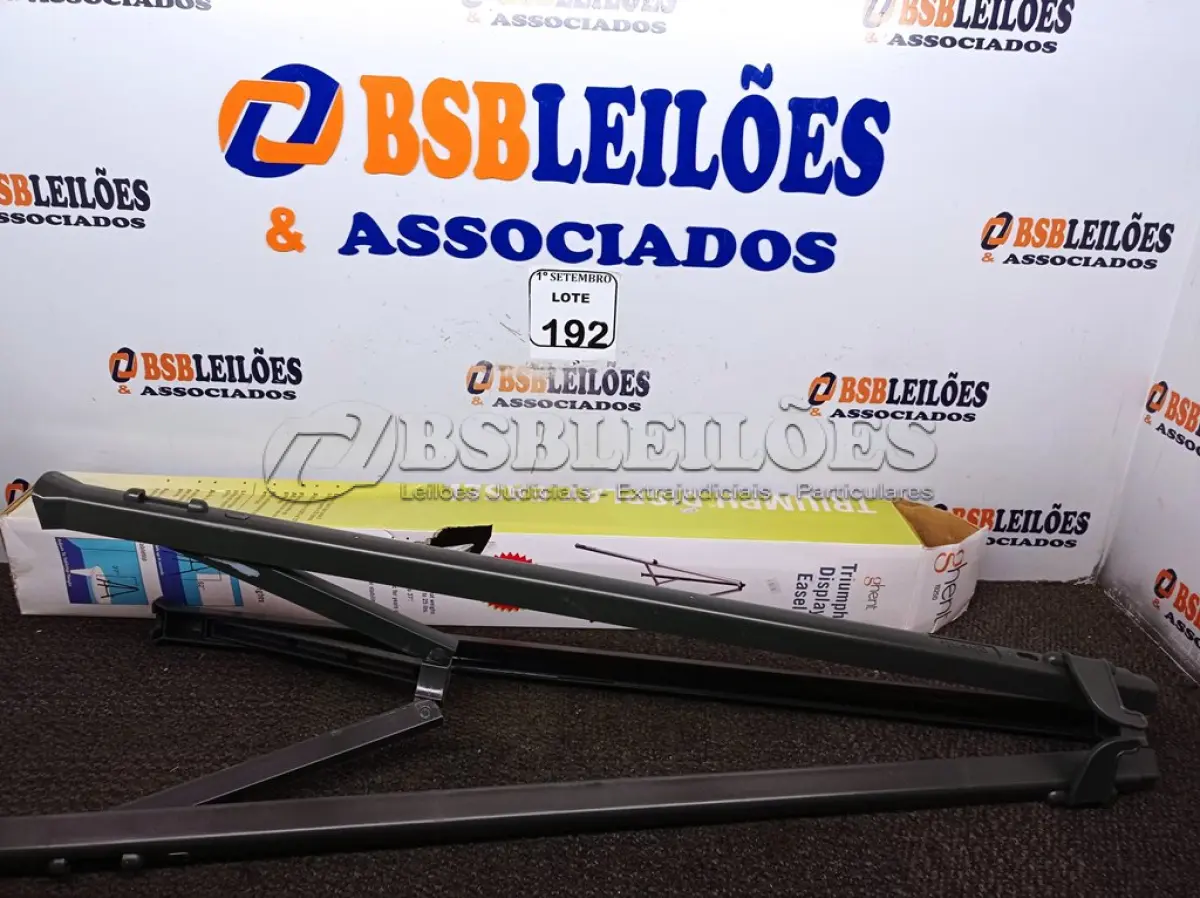 LOTE 192 - 01 TRIPÉ PARA SEGURAR MESA DE PROJEÇÃO. (NO ESTADO) ATENÇÃO! FAZER A VISITAÇÃO ANTES DE ARREMATAR, NÃO SABEMOS SE FUNCIONA. LEILÃO NÃO TEM GARANTIA E NEM DEVOLUÇÃO, SUJEITO A POSSÍVEIS AVARIAS VISÍVEIS/OCULTAS E/OU AUSÊNCIA DE COMPONENTES.