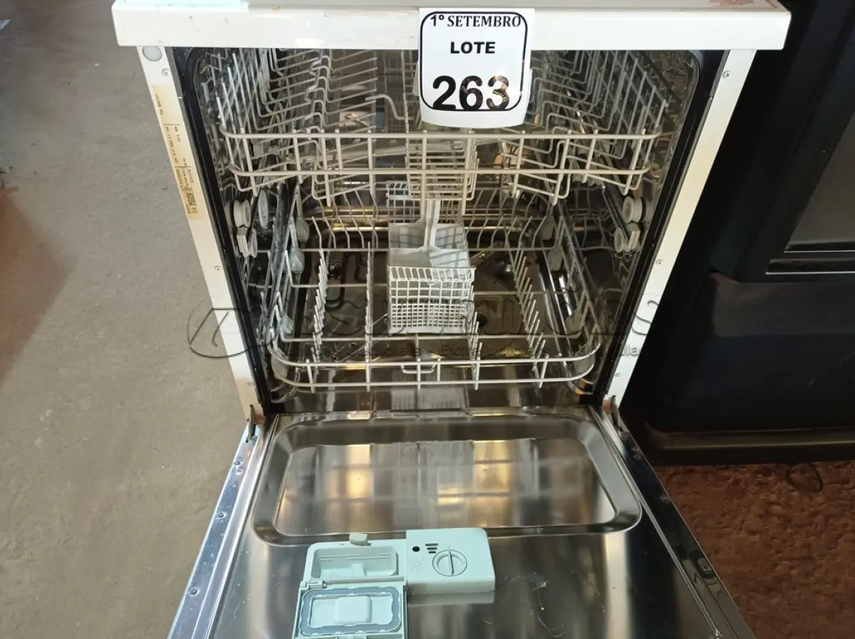 LOTE 263 - 02 LAVA-LOUÇAS SENDO UMA BRASTEMP E A OUTRA BORSCH. (NO ESTADO) ATENÇÃO! FAZER A VISITAÇÃO ANTES DE ARREMATAR, NÃO SABEMOS SE FUNCIONA. LEILÃO NÃO TEM GARANTIA E NEM DEVOLUÇÃO, SUJEITO A POSSÍVEIS AVARIAS VISÍVEIS/OCULTAS E/OU AUSÊNCIA DE COMPONENTES.