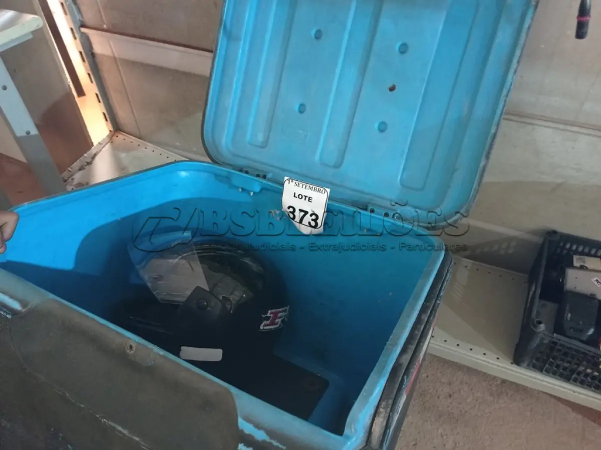 LOTE 373 - 01 BAÚ PARA MOTOS. (NO ESTADO) ATENÇÃO! FAZER A VISITAÇÃO ANTES DE ARREMATAR, NÃO SABEMOS SE FUNCIONA. LEILÃO NÃO TEM GARANTIA E NEM DEVOLUÇÃO, SUJEITO A POSSÍVEIS AVARIAS VISÍVEIS/OCULTAS E/OU AUSÊNCIA DE COMPONENTES.