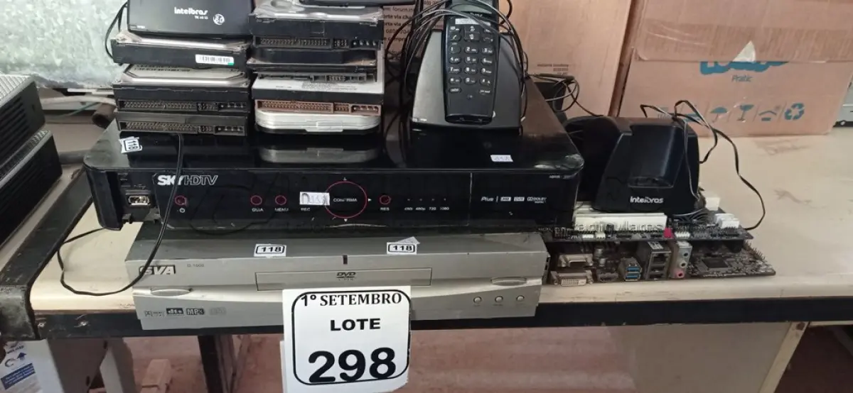 LOTE 298 - 01 APARELHO DVD, DIVERSOS APARELHOS TELEFÔNICOS, 07 HDS E ELETRÔNICOS DIVERSOS. (NO ESTADO) ATENÇÃO! FAZER A VISITAÇÃO ANTES DE ARREMATAR, NÃO SABEMOS SE FUNCIONA. LEILÃO NÃO TEM GARANTIA E NEM DEVOLUÇÃO, SUJEITO A POSSÍVEIS AVARIAS VISÍVEIS/OCULTAS E/OU AUSÊNCIA DE COMPONENTES.