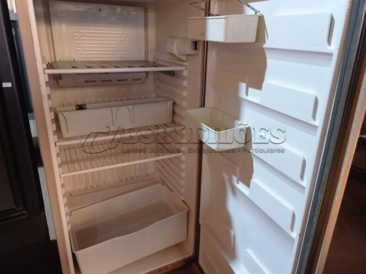LOTE 266 - 01 GELADEIRA BRASTEMP 220V. (NO ESTADO) ATENÇÃO! FAZER A VISITAÇÃO ANTES DE ARREMATAR, NÃO SABEMOS SE FUNCIONA. LEILÃO NÃO TEM GARANTIA E NEM DEVOLUÇÃO, SUJEITO A POSSÍVEIS AVARIAS VISÍVEIS/OCULTAS E/OU AUSÊNCIA DE COMPONENTES.