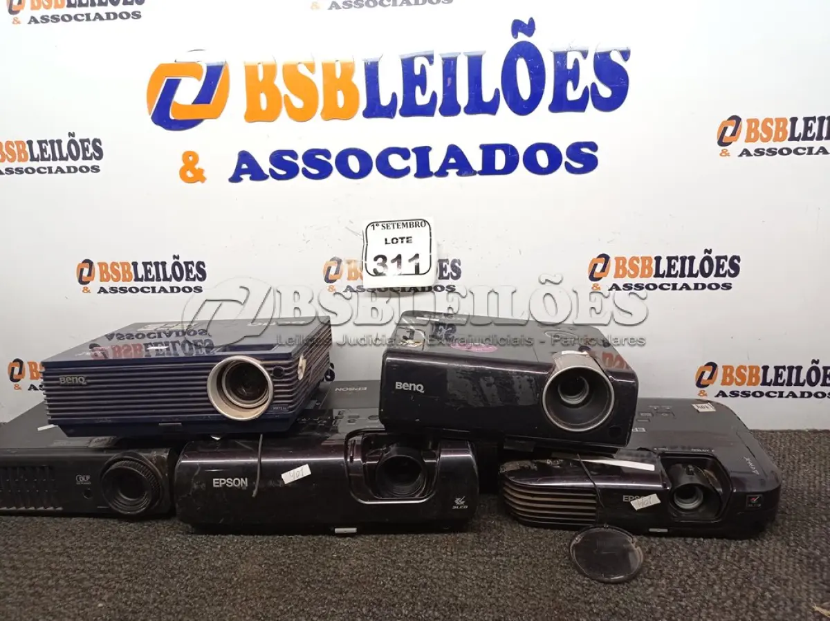 LOTE 311 - 05 PROJETORES MULTIMIDIA MARCAS E MODELOS DIVERSOS PARA A RETIRADA DE PEÇAS. (NO ESTADO) ATENÇÃO! FAZER A VISITAÇÃO ANTES DE ARREMATAR, NÃO SABEMOS SE FUNCIONA. LEILÃO NÃO TEM GARANTIA E NEM DEVOLUÇÃO, SUJEITO A POSSÍVEIS AVARIAS VISÍVEIS/OCULTAS E/OU AUSÊNCIA DE COMPONENTES.
