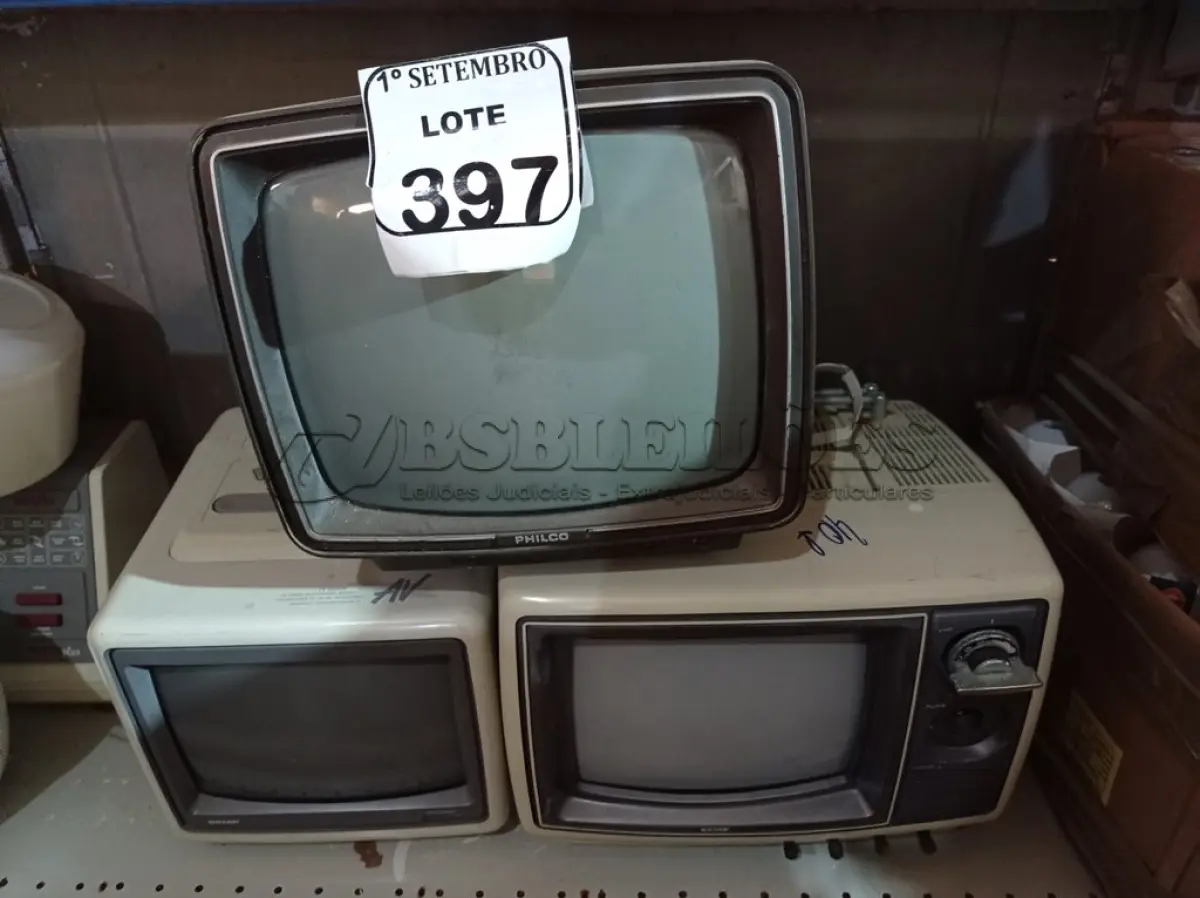 LOTE 397 - 03 TVS DE TUBO ANTIGA. (NO ESTADO) ATENÇÃO! FAZER A VISITAÇÃO ANTES DE ARREMATAR, NÃO SABEMOS SE FUNCIONA. LEILÃO NÃO TEM GARANTIA E NEM DEVOLUÇÃO, SUJEITO A POSSÍVEIS AVARIAS VISÍVEIS/OCULTAS E/OU AUSÊNCIA DE COMPONENTES.