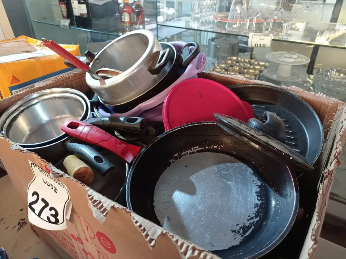 LOTE 273 - 01 LOTE COM DIVERSOS UTENSÍLIOS PARA COZINHA. (NO ESTADO) ATENÇÃO! FAZER A VISITAÇÃO ANTES DE ARREMATAR, NÃO SABEMOS SE FUNCIONA. LEILÃO NÃO TEM GARANTIA E NEM DEVOLUÇÃO, SUJEITO A POSSÍVEIS AVARIAS VISÍVEIS/OCULTAS E/OU AUSÊNCIA DE COMPONENTES.
