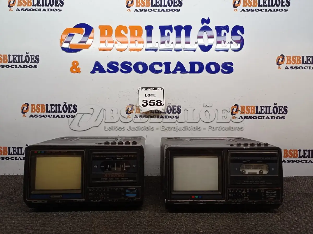 LOTE 358 - 02 TVS DE TUBO COM TOCA-FITAS ACOPLADO ANTIGAS MARCA EMBASSY E CCE. (NO ESTADO) ATENÇÃO! FAZER A VISITAÇÃO ANTES DE ARREMATAR, NÃO SABEMOS SE FUNCIONA. LEILÃO NÃO TEM GARANTIA E NEM DEVOLUÇÃO, SUJEITO A POSSÍVEIS AVARIAS VISÍVEIS/OCULTAS E/OU AUSÊNCIA DE COMPONENTES.