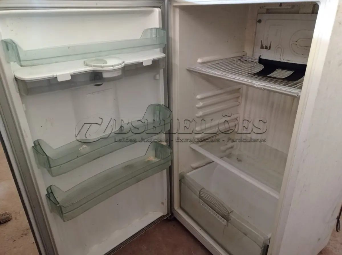 LOTE 325 - 01 GELADEIRA BRASTEMP.  (NO ESTADO) ATENÇÃO! FAZER A VISITAÇÃO ANTES DE ARREMATAR, NÃO SABEMOS SE FUNCIONA. LEILÃO NÃO TEM GARANTIA E NEM DEVOLUÇÃO, SUJEITO A POSSÍVEIS AVARIAS VISÍVEIS/OCULTAS E/OU AUSÊNCIA DE COMPONENTES.