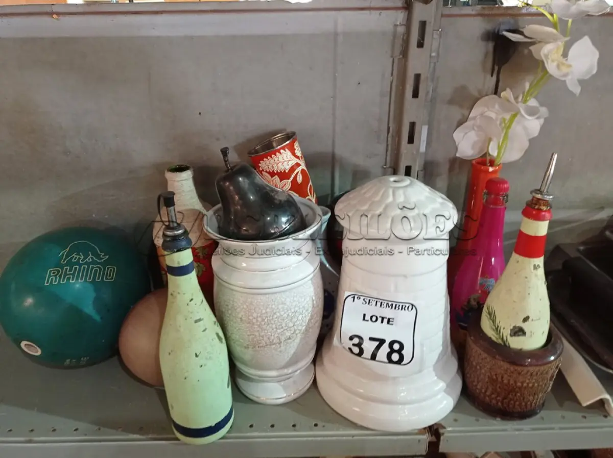 LOTE 378 - 01 LOTE COM DIVERSOS VASOS PARA DECORAÇÃO. (NO ESTADO) ATENÇÃO! FAZER A VISITAÇÃO ANTES DE ARREMATAR, NÃO SABEMOS SE FUNCIONA. LEILÃO NÃO TEM GARANTIA E NEM DEVOLUÇÃO, SUJEITO A POSSÍVEIS AVARIAS VISÍVEIS/OCULTAS E/OU AUSÊNCIA DE COMPONENTES.