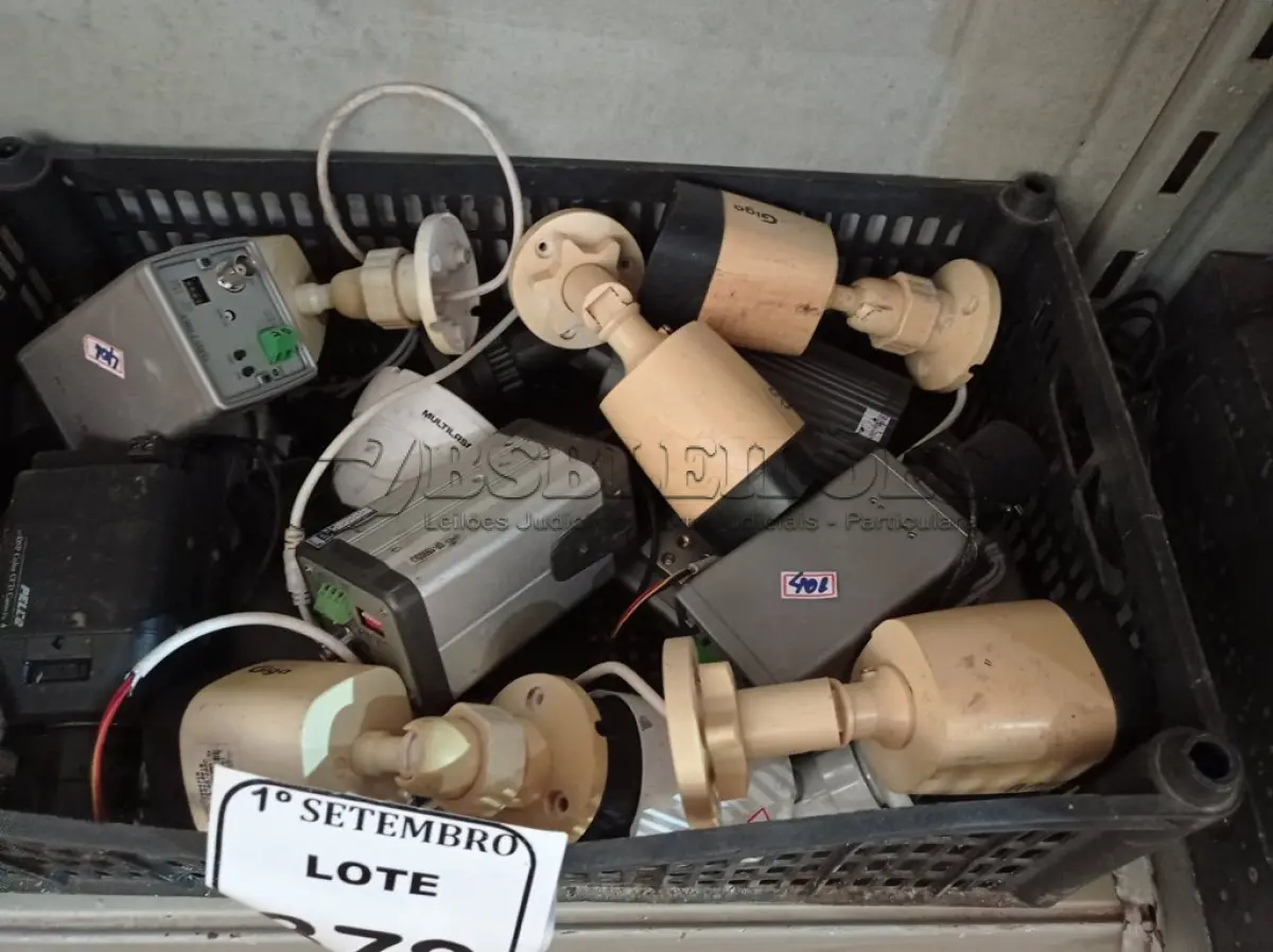 LOTE 372 - DIVERSAS CÂMERAS. (NO ESTADO) ATENÇÃO! FAZER A VISITAÇÃO ANTES DE ARREMATAR, NÃO SABEMOS SE FUNCIONA. LEILÃO NÃO TEM GARANTIA E NEM DEVOLUÇÃO, SUJEITO A POSSÍVEIS AVARIAS VISÍVEIS/OCULTAS E/OU AUSÊNCIA DE COMPONENTES.