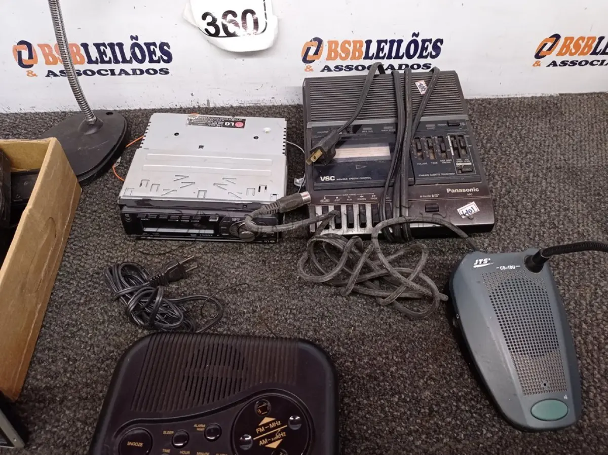 LOTE 360 - 01 TOCA-FITAS, 01 SOM AUTOMOTIVO, 01 RADIO RELÓGIO, 02 BASES PARA MICROFONES E MATERIAIS DIVERSOS. (NO ESTADO) ATENÇÃO! FAZER A VISITAÇÃO ANTES DE ARREMATAR, NÃO SABEMOS SE FUNCIONA. LEILÃO NÃO TEM GARANTIA E NEM DEVOLUÇÃO, SUJEITO A POSSÍVEIS AVARIAS VISÍVEIS/OCULTAS E/OU AUSÊNCIA DE COMPONENTES.