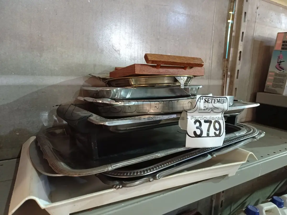 LOTE 379 - 01 LOTE COM VÁRIAS BANDEJAS DE TAMANHOS DIVERSOS. (NO ESTADO) ATENÇÃO! FAZER A VISITAÇÃO ANTES DE ARREMATAR, NÃO SABEMOS SE FUNCIONA. LEILÃO NÃO TEM GARANTIA E NEM DEVOLUÇÃO, SUJEITO A POSSÍVEIS AVARIAS VISÍVEIS/OCULTAS E/OU AUSÊNCIA DE COMPONENTES.