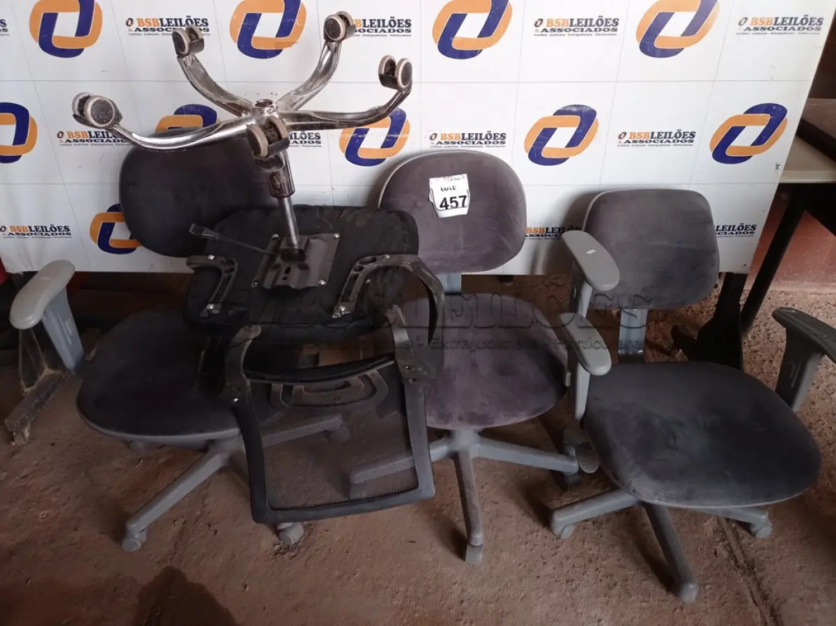 LOTE 457 - 04 CADEIRAS PARA ESCRITÓRIO COM AVARIAS. (NO ESTADO) ATENÇÃO! FAZER A VISITAÇÃO ANTES DE ARREMATAR, NÃO SABEMOS SE FUNCIONA. LEILÃO NÃO TEM GARANTIA E NEM DEVOLUÇÃO, SUJEITO A POSSÍVEIS AVARIAS VISÍVEIS/OCULTAS E/OU AUSÊNCIA DE COMPONENTES.