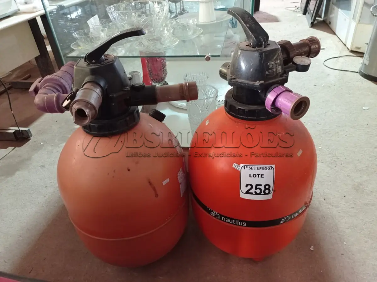 LOTE 258 - 02 FILTRAS PARA PISCINA. (NO ESTADO) ATENÇÃO! FAZER A VISITAÇÃO ANTES DE ARREMATAR, NÃO SABEMOS SE FUNCIONA. LEILÃO NÃO TEM GARANTIA E NEM DEVOLUÇÃO, SUJEITO A POSSÍVEIS AVARIAS VISÍVEIS/OCULTAS E/OU AUSÊNCIA DE COMPONENTES.
