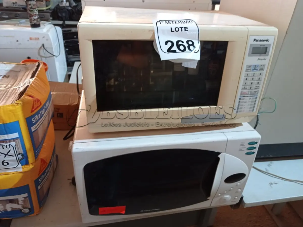 LOTE 268 - 04 MICROONDAS MARCAS E MODELOS DIVERSOS. (NO ESTADO) ATENÇÃO! FAZER A VISITAÇÃO ANTES DE ARREMATAR, NÃO SABEMOS SE FUNCIONA. LEILÃO NÃO TEM GARANTIA E NEM DEVOLUÇÃO, SUJEITO A POSSÍVEIS AVARIAS VISÍVEIS/OCULTAS E/OU AUSÊNCIA DE COMPONENTES.