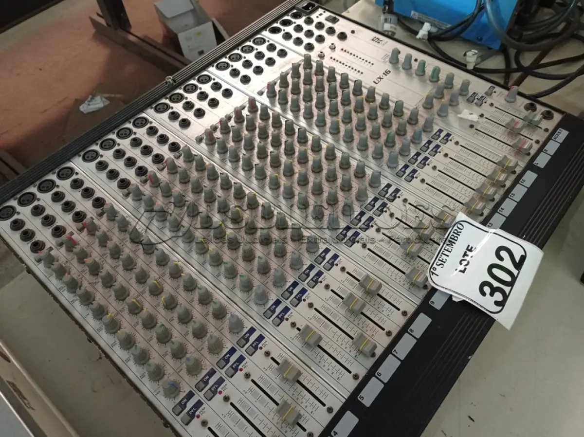 LOTE 302 - 01 MESA DE SOM 16 CANAIS MARCA STANER MODELO UX-16. (NO ESTADO) ATENÇÃO! FAZER A VISITAÇÃO ANTES DE ARREMATAR, NÃO SABEMOS SE FUNCIONA. LEILÃO NÃO TEM GARANTIA E NEM DEVOLUÇÃO, SUJEITO A POSSÍVEIS AVARIAS VISÍVEIS/OCULTAS E/OU AUSÊNCIA DE COMPONENTES.