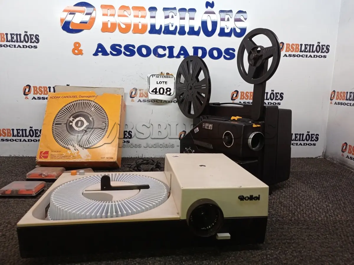 LOTE 408 - 01 PROJETOR ANTIGO MARCA SANKYO E 01 PROJETOR DE SLIDES MARCA ROLLEI. (NO ESTADO) ATENÇÃO! FAZER A VISITAÇÃO ANTES DE ARREMATAR, NÃO SABEMOS SE FUNCIONA. LEILÃO NÃO TEM GARANTIA E NEM DEVOLUÇÃO, SUJEITO A POSSÍVEIS AVARIAS VISÍVEIS/OCULTAS E/OU AUSÊNCIA DE COMPONENTES.