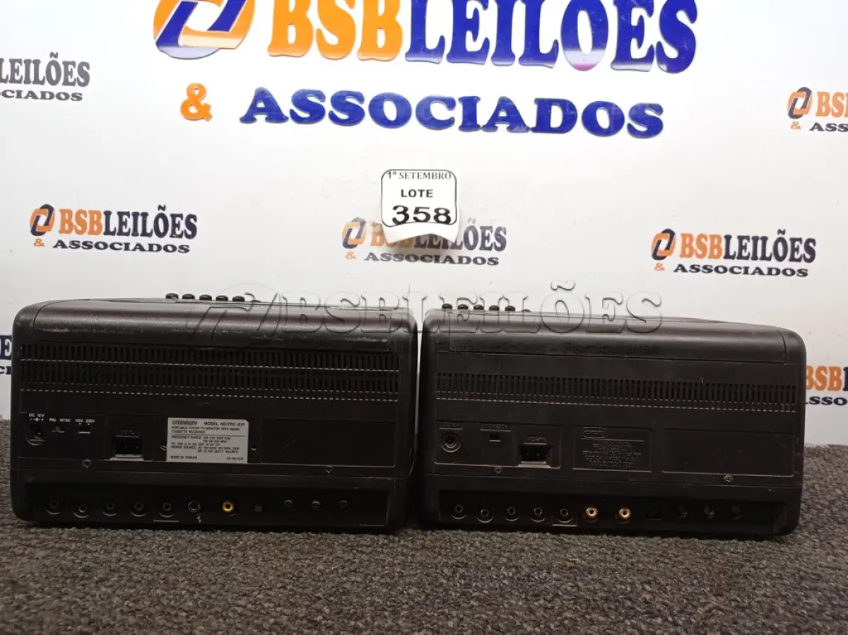 LOTE 358 - 02 TVS DE TUBO COM TOCA-FITAS ACOPLADO ANTIGAS MARCA EMBASSY E CCE. (NO ESTADO) ATENÇÃO! FAZER A VISITAÇÃO ANTES DE ARREMATAR, NÃO SABEMOS SE FUNCIONA. LEILÃO NÃO TEM GARANTIA E NEM DEVOLUÇÃO, SUJEITO A POSSÍVEIS AVARIAS VISÍVEIS/OCULTAS E/OU AUSÊNCIA DE COMPONENTES.