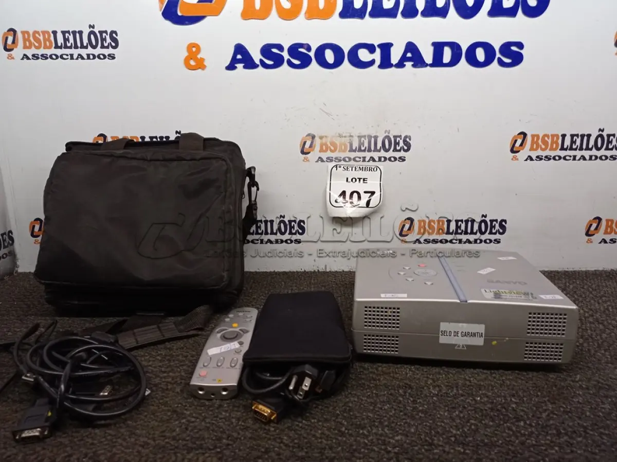 LOTE 407 - 01 PROJETOR MULTIMIDIA SANYO COM MALETA. (NO ESTADO) ATENÇÃO! FAZER A VISITAÇÃO ANTES DE ARREMATAR, NÃO SABEMOS SE FUNCIONA. LEILÃO NÃO TEM GARANTIA E NEM DEVOLUÇÃO, SUJEITO A POSSÍVEIS AVARIAS VISÍVEIS/OCULTAS E/OU AUSÊNCIA DE COMPONENTES.