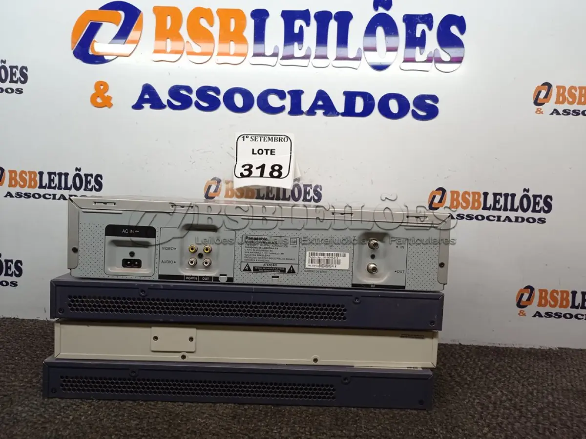 LOTE 318 - 01 VIDEOCASSETE E 03 SWITCHES MARCAS E MODELOS DIVERSOS. (NO ESTADO) ATENÇÃO! FAZER A VISITAÇÃO ANTES DE ARREMATAR, NÃO SABEMOS SE FUNCIONA. LEILÃO NÃO TEM GARANTIA E NEM DEVOLUÇÃO, SUJEITO A POSSÍVEIS AVARIAS VISÍVEIS/OCULTAS E/OU AUSÊNCIA DE COMPONENTES.