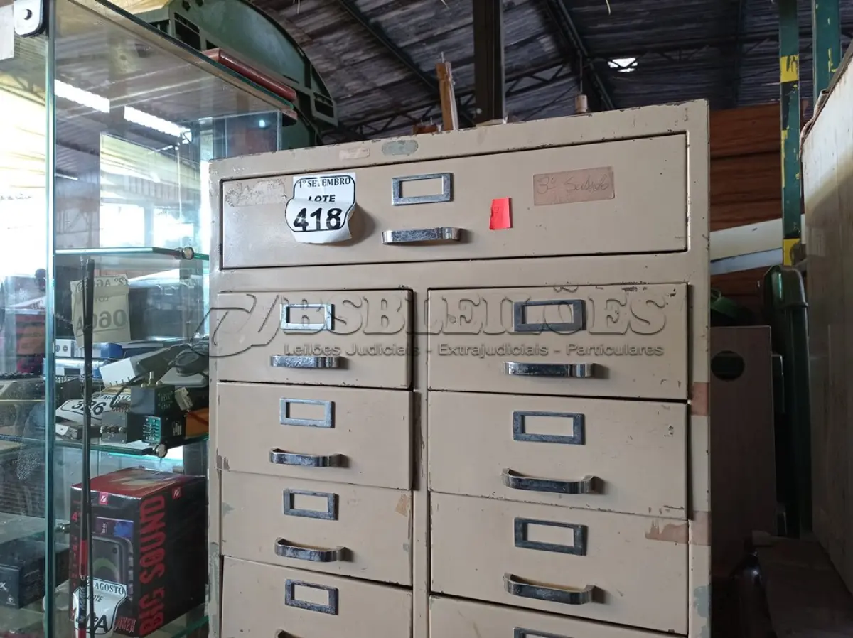 LOTE 418 - 01 FICHÁRIO EM AÇO COM 21 GAVETAS. (NO ESTADO) ATENÇÃO! FAZER A VISITAÇÃO ANTES DE ARREMATAR, NÃO SABEMOS SE FUNCIONA. LEILÃO NÃO TEM GARANTIA E NEM DEVOLUÇÃO, SUJEITO A POSSÍVEIS AVARIAS VISÍVEIS/OCULTAS E/OU AUSÊNCIA DE COMPONENTES.