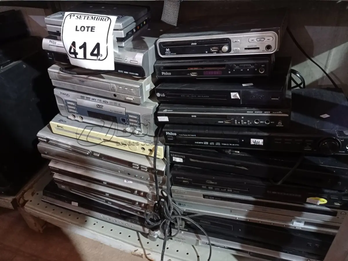 LOTE 414 - 01 LOTE COM GRANDE QUANTIDADE DE APARELHOS DVD MARCAS E MODELOS DIVERSOS. (NO ESTADO) ATENÇÃO! FAZER A VISITAÇÃO ANTES DE ARREMATAR, NÃO SABEMOS SE FUNCIONA. LEILÃO NÃO TEM GARANTIA E NEM DEVOLUÇÃO, SUJEITO A POSSÍVEIS AVARIAS VISÍVEIS/OCULTAS E/OU AUSÊNCIA DE COMPONENTES.