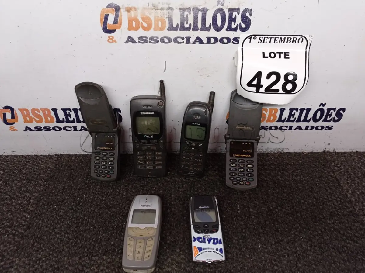 LOTE 428 - 06 APARELHOS CELULARES ANTIGOS. (NO ESTADO) ATENÇÃO! FAZER A VISITAÇÃO ANTES DE ARREMATAR, NÃO SABEMOS SE FUNCIONA. LEILÃO NÃO TEM GARANTIA E NEM DEVOLUÇÃO, SUJEITO A POSSÍVEIS AVARIAS VISÍVEIS/OCULTAS E/OU AUSÊNCIA DE COMPONENTES.