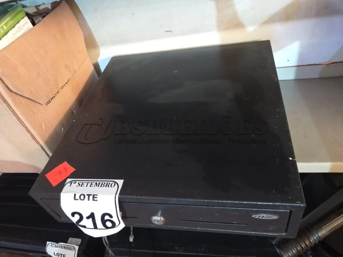 LOTE 216 - 01 CAIXA REGISTRADORA. (NO ESTADO) ATENÇÃO! FAZER A VISITAÇÃO ANTES DE ARREMATAR, NÃO SABEMOS SE FUNCIONA. LEILÃO NÃO TEM GARANTIA E NEM DEVOLUÇÃO, SUJEITO A POSSÍVEIS AVARIAS VISÍVEIS/OCULTAS E/OU AUSÊNCIA DE COMPONENTES.
