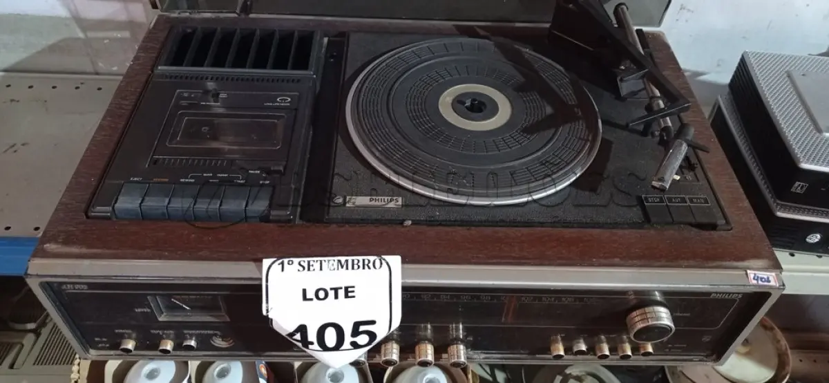 LOTE 405 - 01 TOCA DISCOS ANTIGA MARCA PHILIPS MODELO AH902. (NO ESTADO) ATENÇÃO! FAZER A VISITAÇÃO ANTES DE ARREMATAR, NÃO SABEMOS SE FUNCIONA. LEILÃO NÃO TEM GARANTIA E NEM DEVOLUÇÃO, SUJEITO A POSSÍVEIS AVARIAS VISÍVEIS/OCULTAS E/OU AUSÊNCIA DE COMPONENTES.