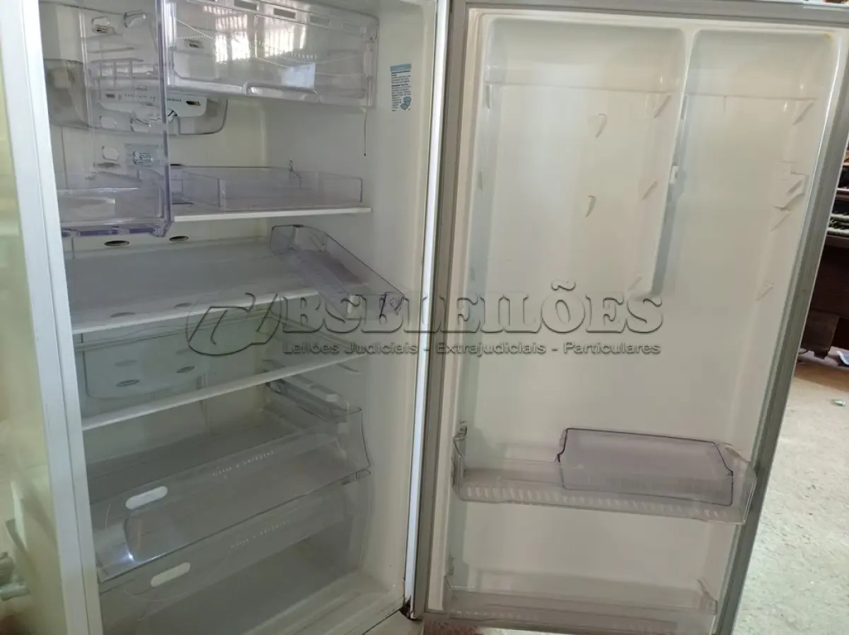 LOTE 259 - 01 GELADEIRA MARCA ELECTROLUX 220V. (NO ESTADO) ATENÇÃO! FAZER A VISITAÇÃO ANTES DE ARREMATAR, NÃO SABEMOS SE FUNCIONA. LEILÃO NÃO TEM GARANTIA E NEM DEVOLUÇÃO, SUJEITO A POSSÍVEIS AVARIAS VISÍVEIS/OCULTAS E/OU AUSÊNCIA DE COMPONENTES.