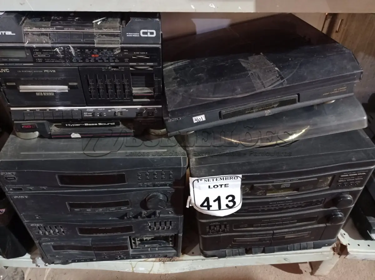 LOTE 413 - 03 APARELHOS DE SOM MARCAS E MODELOS DIVERSOS E 01 TOCA DISCOS. (NO ESTADO) ATENÇÃO! FAZER A VISITAÇÃO ANTES DE ARREMATAR, NÃO SABEMOS SE FUNCIONA. LEILÃO NÃO TEM GARANTIA E NEM DEVOLUÇÃO, SUJEITO A POSSÍVEIS AVARIAS VISÍVEIS/OCULTAS E/OU AUSÊNCIA DE COMPONENTES.