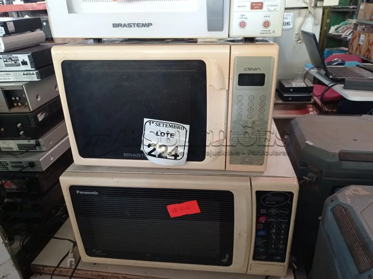 LOTE 224 - 03 MICRO-ONDAS SENDO 01 COM PRATO, MARCAS E MODELOS DIVERSOS. (NO ESTADO) ATENÇÃO! FAZER A VISITAÇÃO ANTES DE ARREMATAR, NÃO SABEMOS SE FUNCIONA. LEILÃO NÃO TEM GARANTIA E NEM DEVOLUÇÃO, SUJEITO A POSSÍVEIS AVARIAS VISÍVEIS/OCULTAS E/OU AUSÊNCIA DE COMPONENTES.