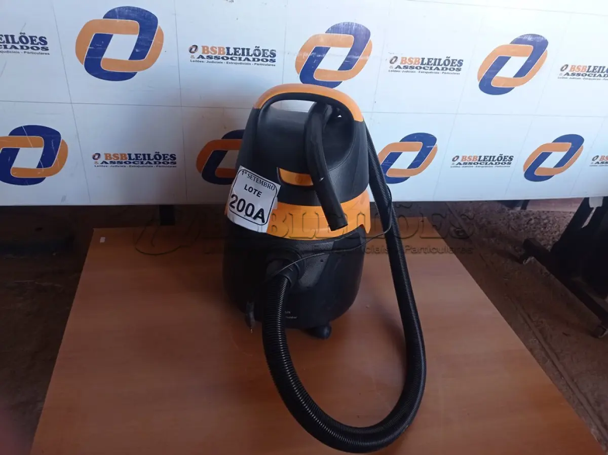 LOTE 200 - 01 ASPIRADOR DE PÓ MARCA ELECTROLUX. (NO ESTADO) ATENÇÃO! FAZER A VISITAÇÃO ANTES DE ARREMATAR, NÃO SABEMOS SE FUNCIONA. LEILÃO NÃO TEM GARANTIA E NEM DEVOLUÇÃO, SUJEITO A POSSÍVEIS AVARIAS VISÍVEIS/OCULTAS E/OU AUSÊNCIA DE COMPONENTES.