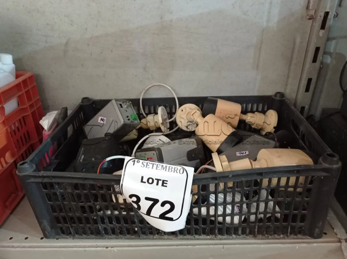 LOTE 372 - DIVERSAS CÂMERAS. (NO ESTADO) ATENÇÃO! FAZER A VISITAÇÃO ANTES DE ARREMATAR, NÃO SABEMOS SE FUNCIONA. LEILÃO NÃO TEM GARANTIA E NEM DEVOLUÇÃO, SUJEITO A POSSÍVEIS AVARIAS VISÍVEIS/OCULTAS E/OU AUSÊNCIA DE COMPONENTES.