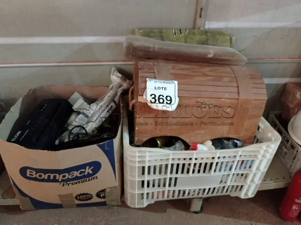 LOTE 369 - 02 CAIXAS COM MATERIAIS DIVERSOS. (NO ESTADO) ATENÇÃO! FAZER A VISITAÇÃO ANTES DE ARREMATAR, NÃO SABEMOS SE FUNCIONA. LEILÃO NÃO TEM GARANTIA E NEM DEVOLUÇÃO, SUJEITO A POSSÍVEIS AVARIAS VISÍVEIS/OCULTAS E/OU AUSÊNCIA DE COMPONENTES.