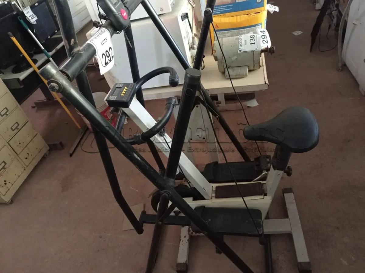 LOTE 292 - 01 BICICLETA ERGOMÉTRICA E 01 SIMULADOR DE CAMINHADA. (NO ESTADO) ATENÇÃO! FAZER A VISITAÇÃO ANTES DE ARREMATAR, NÃO SABEMOS SE FUNCIONA. LEILÃO NÃO TEM GARANTIA E NEM DEVOLUÇÃO, SUJEITO A POSSÍVEIS AVARIAS VISÍVEIS/OCULTAS E/OU AUSÊNCIA DE COMPONENTES.