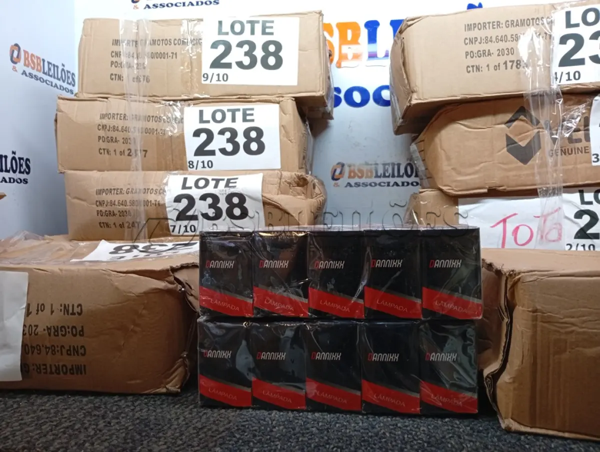 LOTE 238 - 400 - LÂMPADAS FAROL H4 12VOLTS (NO ESTADO, NÃO SABEMOS SE FUNCIONA. LEILÃO NÃO TEM GARANTIA E NEM DEVOLUÇÃO, SUJEITO A POSSÍVEIS AVARIAS VISÍVEIS/OCULTAS E/OU AUSÊNCIA DE COMPONENTES)