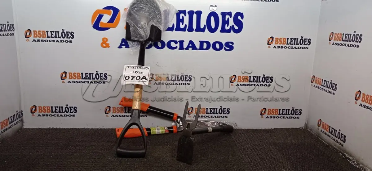 LOTE 070 - 01 SACHO PARA JARDINAGEM, 01 PÁ E 01 TESOURA PARA JARDIM. (NO ESTADO) ATENÇÃO! FAZER A VISITAÇÃO ANTES DE ARREMATAR, NÃO SABEMOS SE FUNCIONA. LEILÃO NÃO TEM GARANTIA E NEM DEVOLUÇÃO, SUJEITO A POSSÍVEIS AVARIAS VISÍVEIS/OCULTAS E/OU AUSÊNCIA DE COMPONENTES.