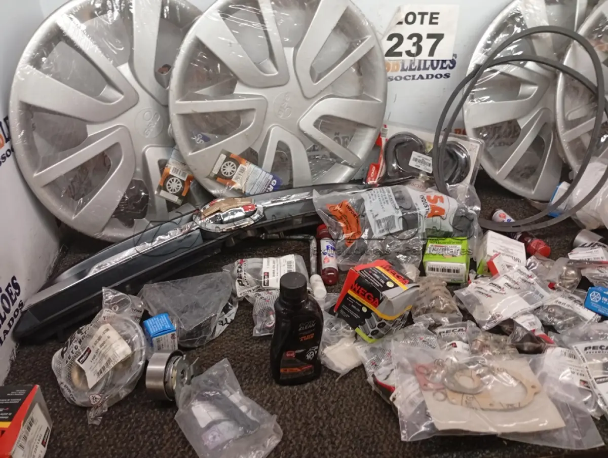 LOTE 237 - APROXIMADO 70 ITENS AUTOMOTIVOS DIVERSOS (NO ESTADO, NÃO SABEMOS SE FUNCIONA. LEILÃO NÃO TEM GARANTIA E NEM DEVOLUÇÃO, SUJEITO A POSSÍVEIS AVARIAS VISÍVEIS/OCULTAS E/OU AUSÊNCIA DE COMPONENTES)