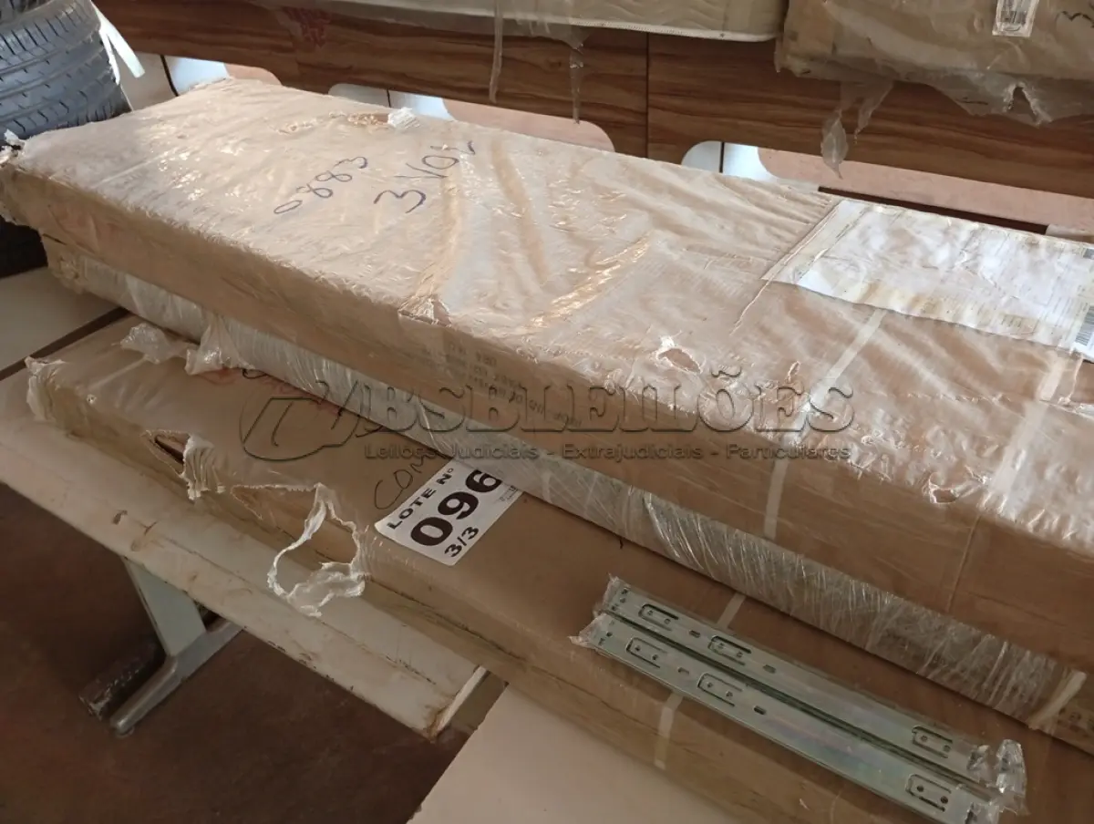LOTE 096 - 01 - GUARDA ROUPA MILÃO 8 PORTAS WENGUE (NO ESTADO, NÃO SABEMOS SE FUNCIONA. LEILÃO NÃO TEM GARANTIA E NEM DEVOLUÇÃO, SUJEITO A POSSÍVEIS AVARIAS VISÍVEIS/OCULTAS E/OU AUSÊNCIA DE COMPONENTES)