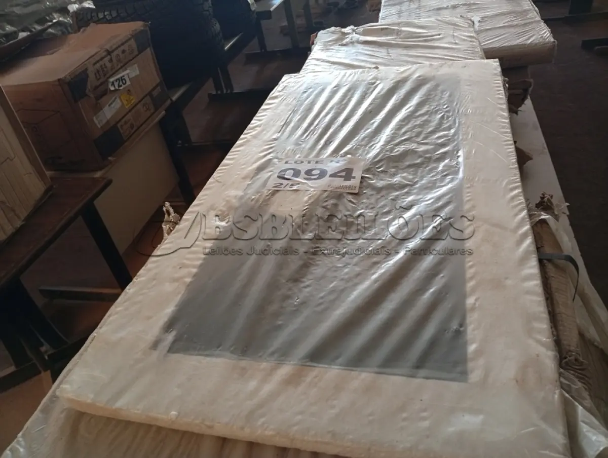 LOTE 094 - 01 - GUARDA-ROUPA MUNIQUE C/ESPELHO FREIJÓ COM OFF WHITE (NO ESTADO, NÃO SABEMOS SE FUNCIONA. LEILÃO NÃO TEM GARANTIA E NEM DEVOLUÇÃO, SUJEITO A POSSÍVEIS AVARIAS VISÍVEIS/OCULTAS E/OU AUSÊNCIA DE COMPONENTES)